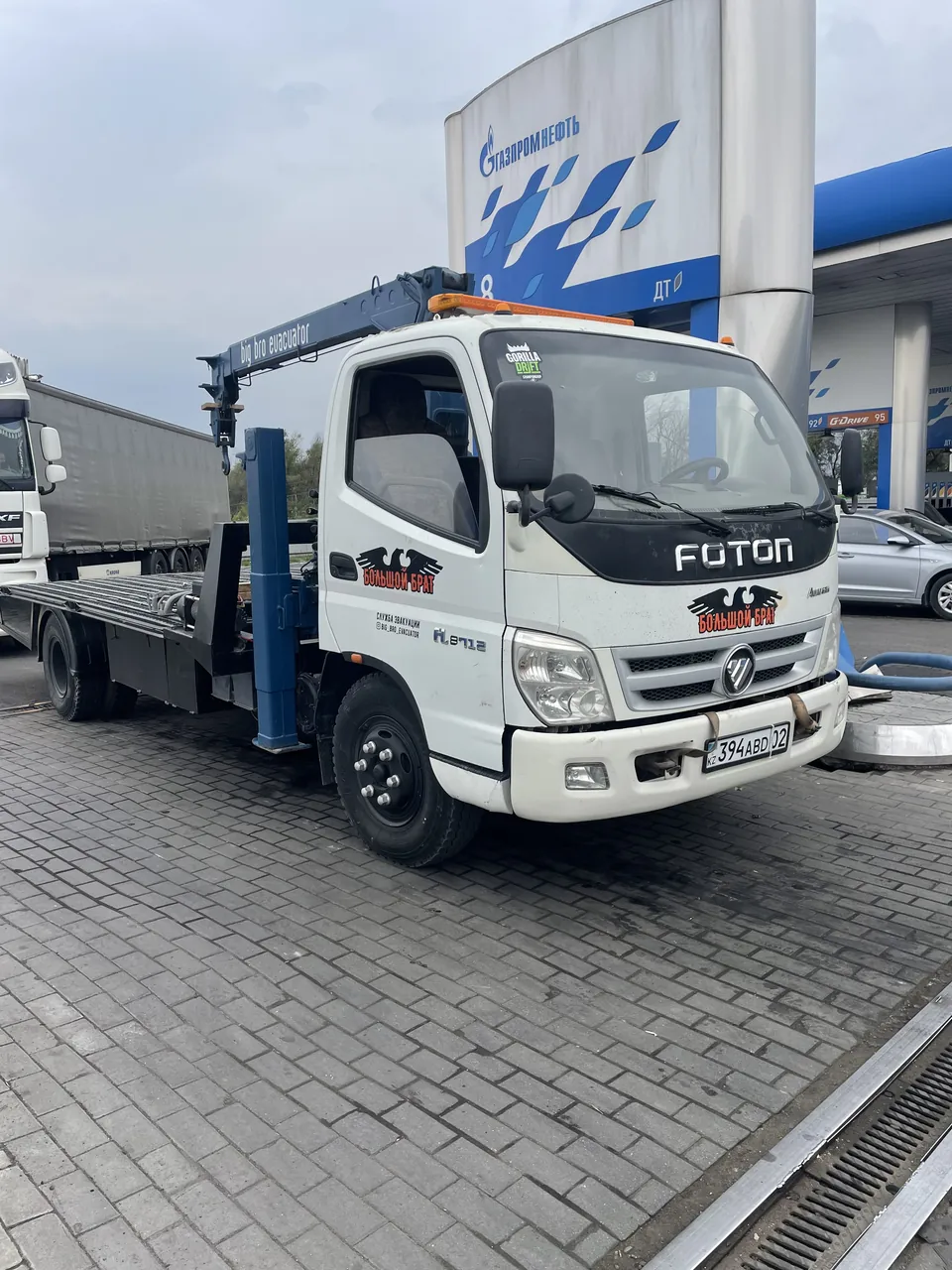 Белый эвакуатор BIG BRO Foton с синей стрелой манипулятора
